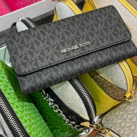 Michael Kors Jet Set Large Signature Logo Tri-Fold Wallet
Black 
NWT - Picture 9 of 16